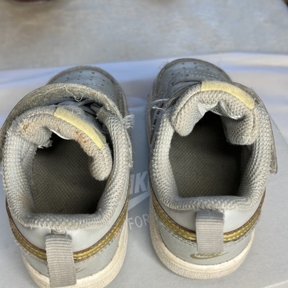 HP 🔥Nike Court Borough‎ Low 2’s: Sleek Style in Light Smoke Grey &Metallic Gold - Picture 5 of 9